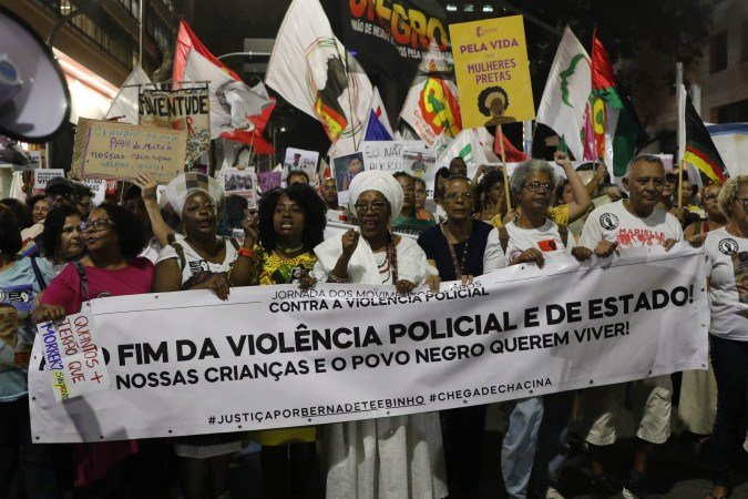 Ato contra violência policial no Rio de Janeiro: estatísticas mostram ser frequente o negro como vítima - (crédito: Fernando Frazão/Agência Brasil) Ato contra violência policial no Rio de Janeiro: estatísticas mostram ser frequente o negro como vítima - (crédito: Fernando Frazão/Agência Brasil)