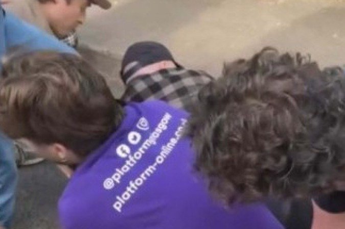 Testemunhas agiram rápido para desarmar e imobilizar o agressor de Emily Rocha. - (crédito: Redes Sociais) Testemunhas agiram rápido para desarmar e imobilizar o agressor de Emily Rocha. - (crédito: Redes Sociais)