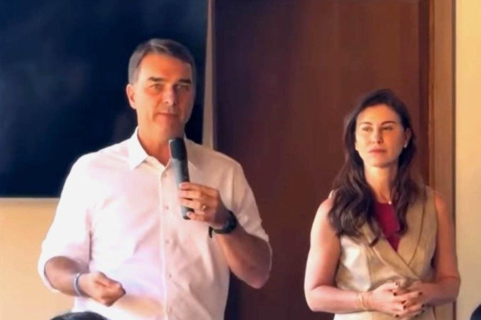 Flávio durante a reunião: Flávio durante a reunião: