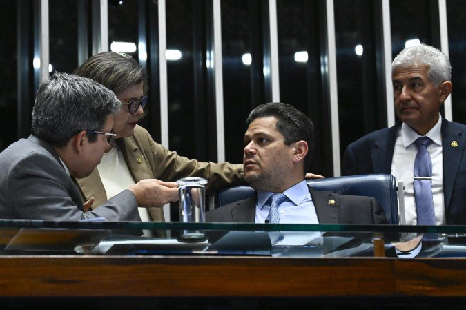 Teresa Leitão em conversa com Alcolumbre no Plenário. Segundo a senadora, Teresa Leitão em conversa com Alcolumbre no Plenário. Segundo a senadora,
