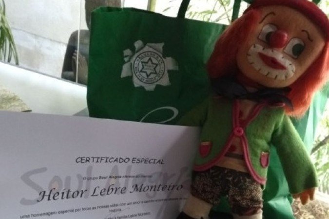 Certificado e boneco de Heitor, doados ao grupo Soul Alegria, simbolizam a história de acolhimento e afeto - (crédito: Divulgação) Certificado e boneco de Heitor, doados ao grupo Soul Alegria, simbolizam a história de acolhimento e afeto - (crédito: Divulgação)