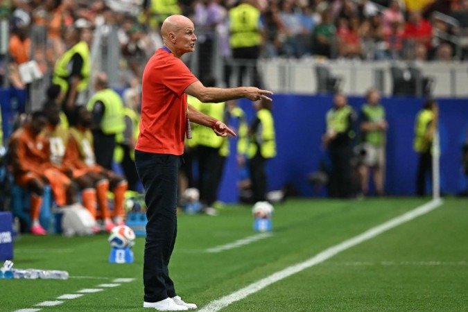 O técnico da Noruega, Staale Solbakken, gesticula à beira do campo durante a partida da fase de 32 da Copa do Mundo de 2026 entre Costa do Marfim e Noruega, no Dallas Stadium, em Arlington, em 30 de junho de 2026 - (crédito: PAUL ELLIS / AFP) O técnico da Noruega, Staale Solbakken, gesticula à beira do campo durante a partida da fase de 32 da Copa do Mundo de 2026 entre Costa do Marfim e Noruega, no Dallas Stadium, em Arlington, em 30 de junho de 2026 - (crédito: PAUL ELLIS / AFP)