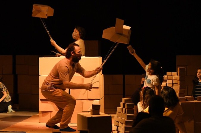  RIO DE JANEIRO (RJ), 16/07/2022 - TEATRO / CRIAN..A / CULTURA / ARTE - Apresenta....o de Caixa Ninho, espet..culo infantil realizado no teatro Sesc Tijuca, na cidade do Rio de Janeiro, neste s..bado (16).
    