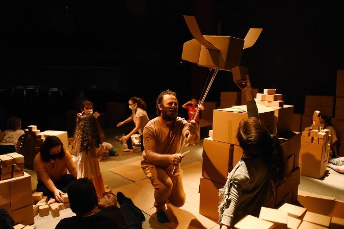  RIO DE JANEIRO (RJ), 16/07/2022 - TEATRO / CRIAN..A / CULTURA / ARTE - Apresenta....o de Caixa Ninho, espet..culo infantil realizado no teatro Sesc Tijuca, na cidade do Rio de Janeiro, neste s..bado (16).
    