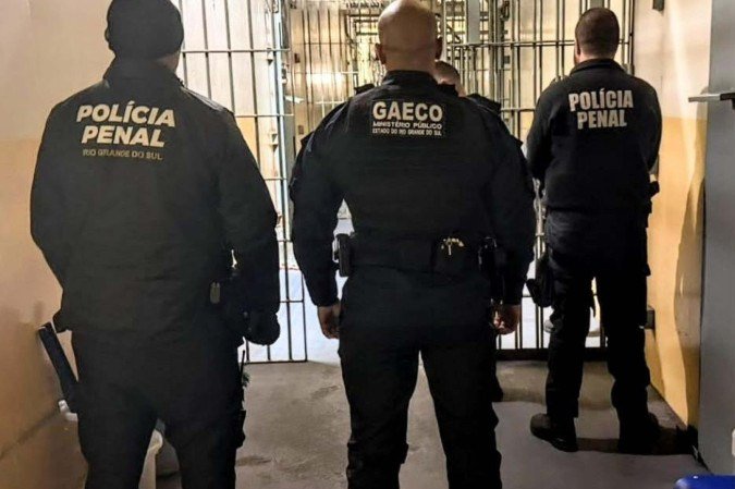 Ao todo, a Justiça expediu 151 mandados de prisão temporária e 169 de busca e apreensão, contra suspeitos de encabeçarem a expansão do tráfico de drogas - (crédito: Reprodução/Ministério Público do Rio Grande do Sul) Ao todo, a Justiça expediu 151 mandados de prisão temporária e 169 de busca e apreensão, contra suspeitos de encabeçarem a expansão do tráfico de drogas - (crédito: Reprodução/Ministério Público do Rio Grande do Sul)