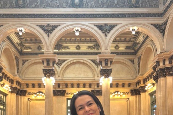 Viviane Rodrigues, que comanda a Casa da Vivi, com um colete de tricô 