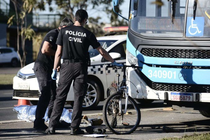O ciclista morreu após ser atropelado por um ônibus na EPTG - (crédito: Minervino Junior/CB/DA Press) O ciclista morreu após ser atropelado por um ônibus na EPTG - (crédito: Minervino Junior/CB/DA Press)