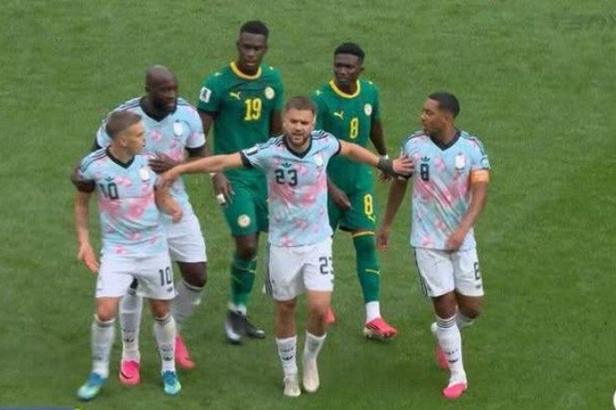 Tielemans e Trossard foram separados por companheiros para que não brigassem -  (crédito: Reprodução de TV)