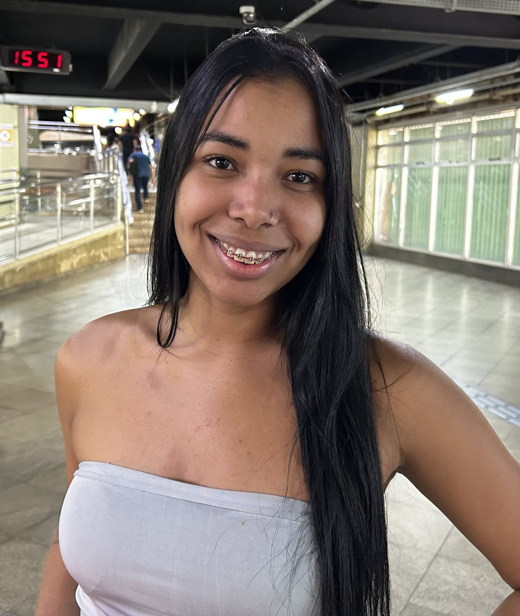 "Com o voto de n&oacute;s, mulheres, conseguimos ter mais voz na comunidade, na cidade e em todos os espa&ccedil;os. Acho que essa representatividade j&aacute; come&ccedil;ou a crescer, tanto com mais mulheres votando quanto se candidatando. Ainda pode melhorar muito, mas j&aacute; est&aacute; bem melhor do que j&aacute; foi."  Naiara Aguiar, 26 anos, vendedora e moradora de S&atilde;o Sebasti&atilde;o 