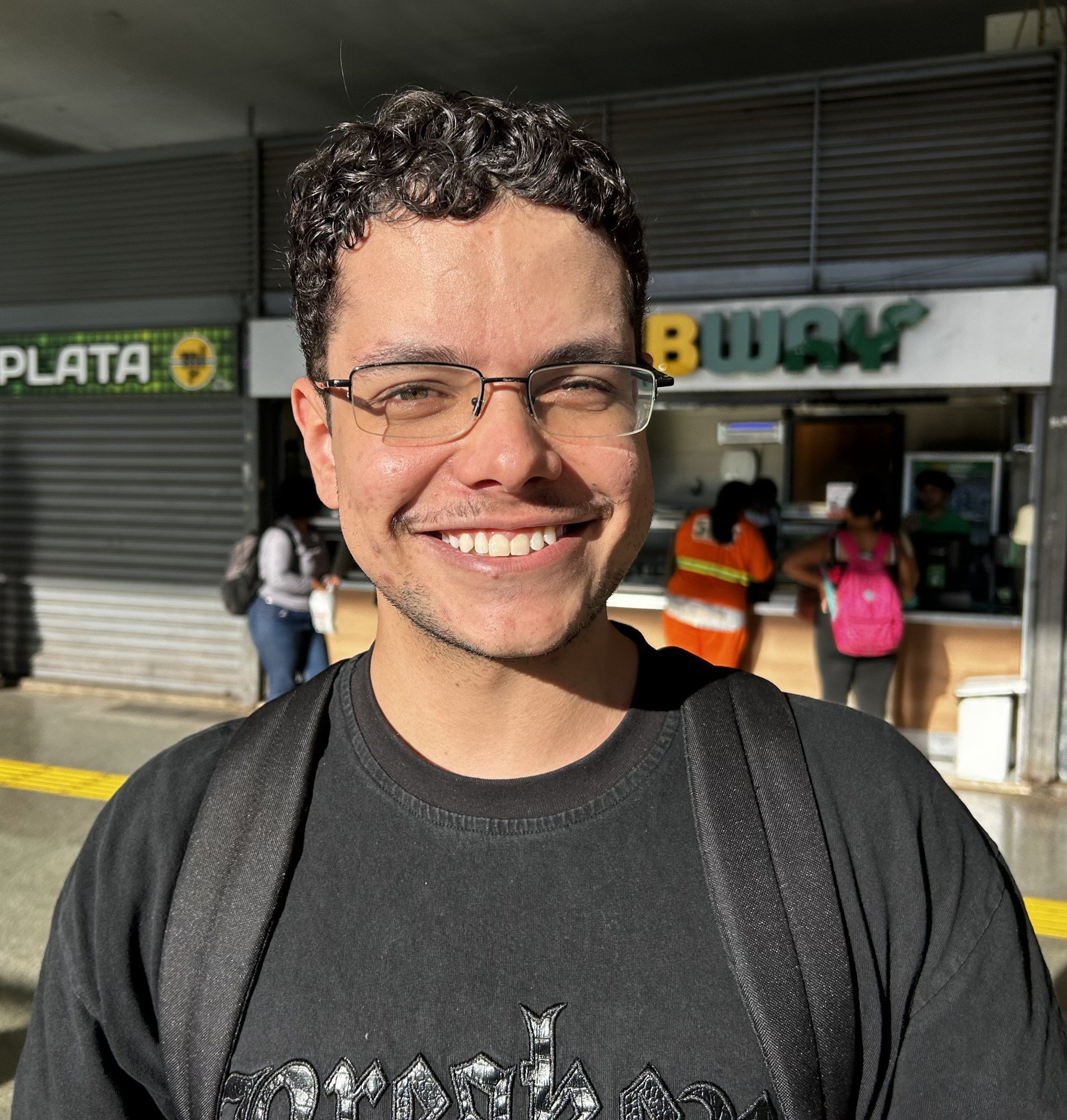  "Acho importante que as mulheres participem das elei&ccedil;&otilde;es, tanto como candidatas quanto como eleitoras, pela representatividade. Elas trazem uma vis&atilde;o diferente da realidade, o que fortalece a democracia. Mas ainda acho que essa representatividade n&atilde;o &eacute; suficiente, nem nas urnas nem nos espa&ccedil;os de poder."  Vinicius Alves, 24 anos, estudante da Universidade de Bras&iacute;lia (UnB) e morador de Ceil&acirc;ndia  