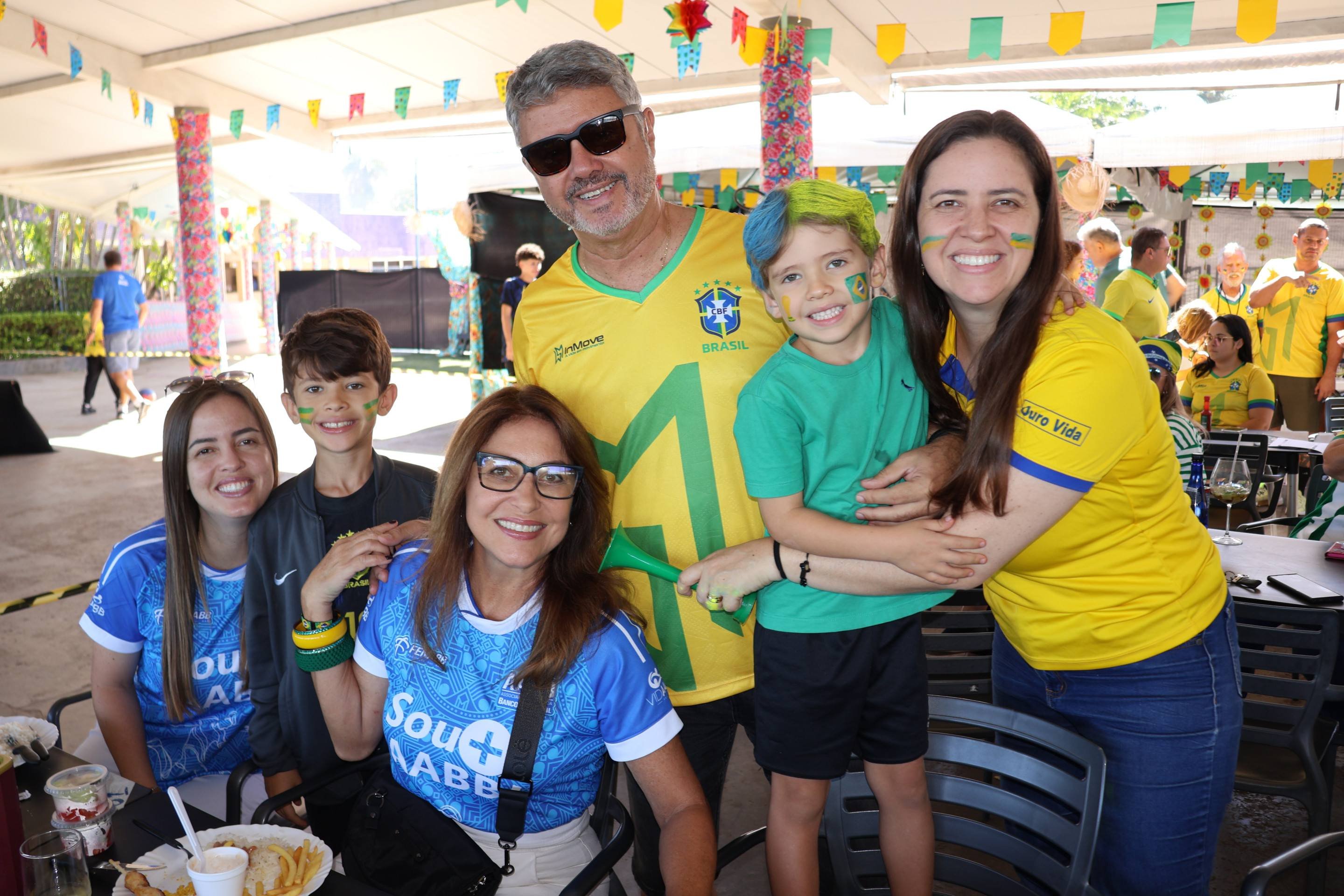 Waldyr Peixoto, com a esposa, Regina, as filhas Nat&aacute;lia e Renata, e os netos Rafael e Gabriel