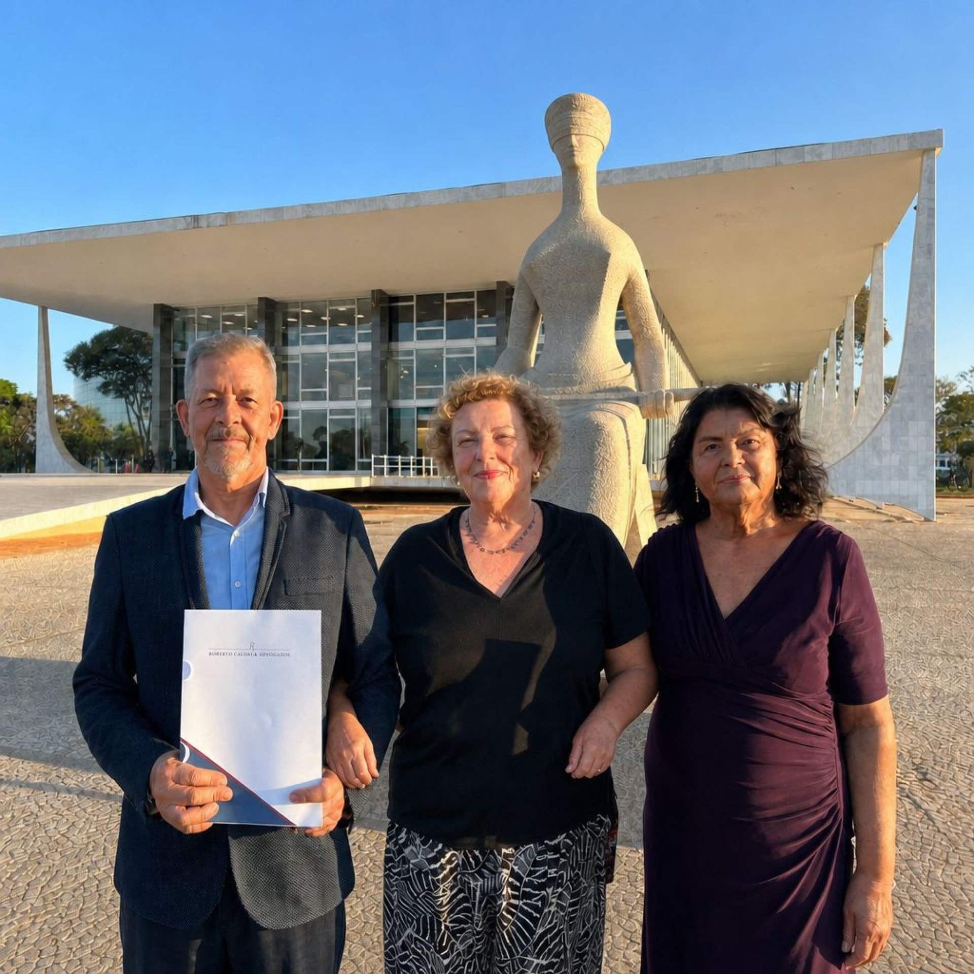 Professores Fran&ccedil;ois Ren&eacute; Lima, Maria Izabel Brunacci e Maria Carmem Magalh&atilde;es que aguardam h&aacute; 35 anos por processo