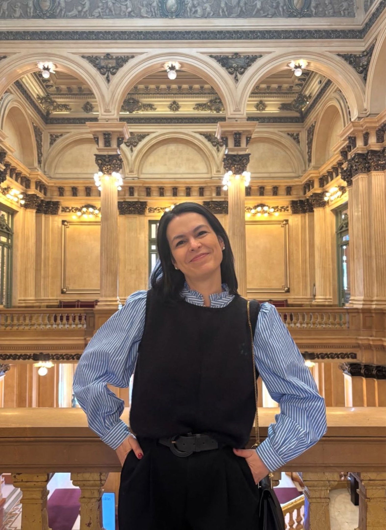 Viviane Rodrigues, que comanda a Casa da Vivi, com um colete de tric&ocirc; 