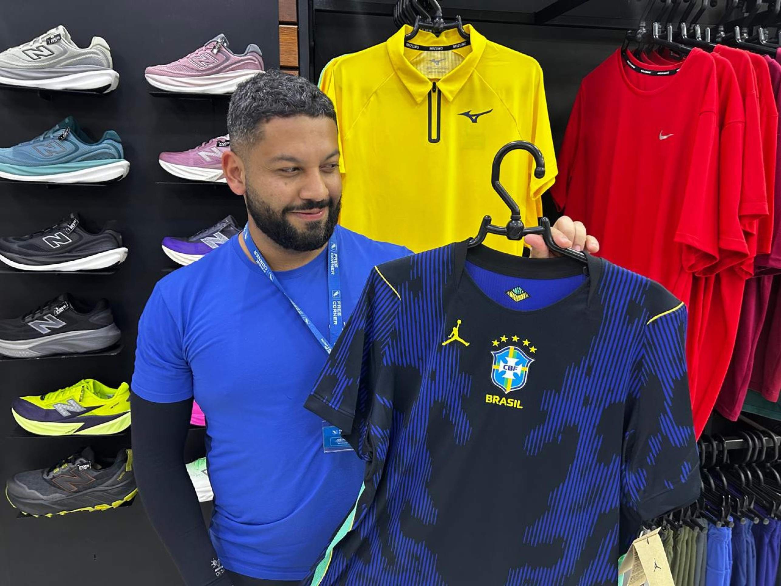 Josimar Perereira conta que sobraram apenas duas camisas azuis na Free Corner, no Mercado Norte Josimar Perereira conta que sobraram duas camisas azuis na Free Corner