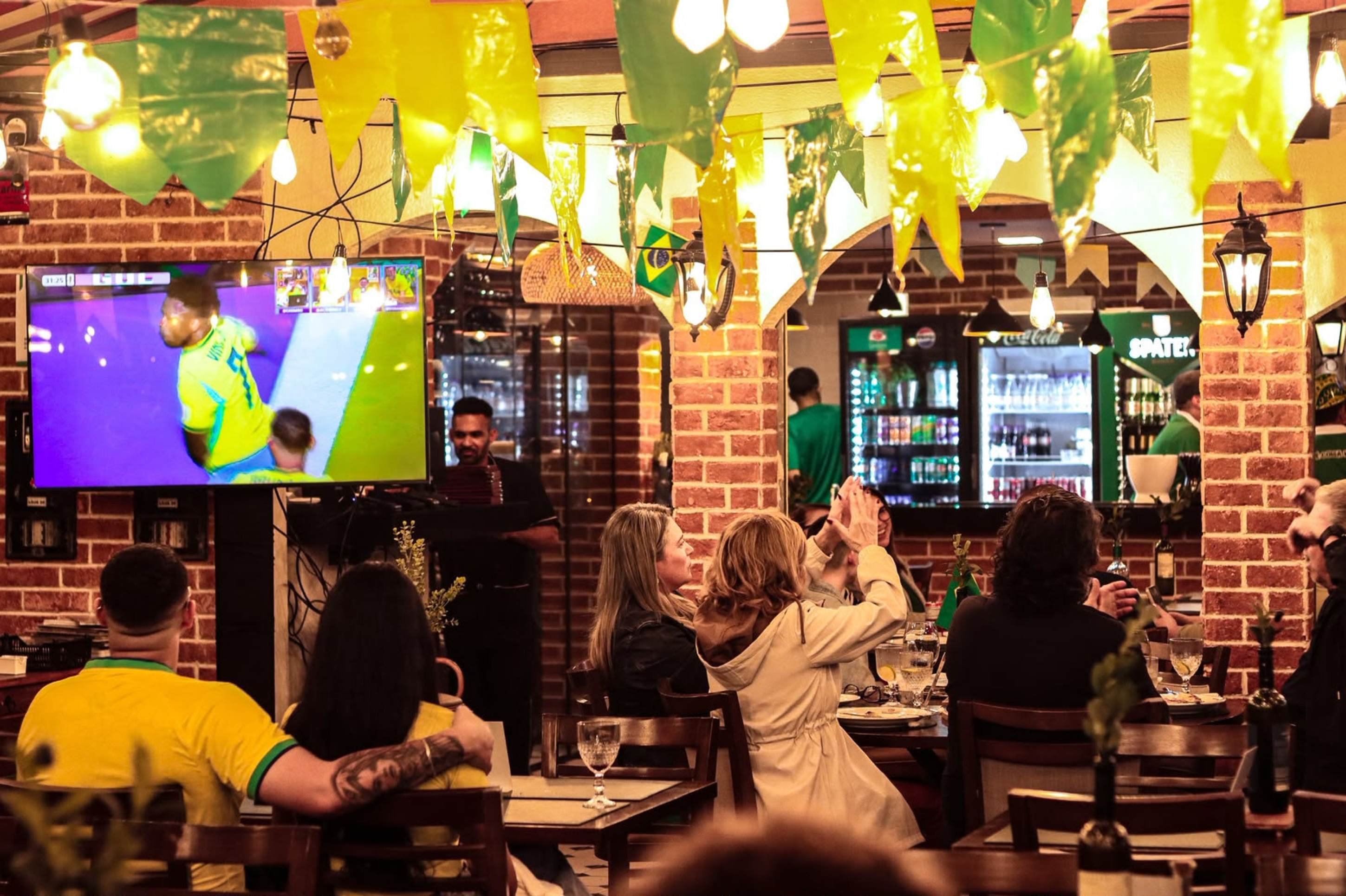 Bares e restaurantes fazem esquenta para jogo do Brasil no domingo