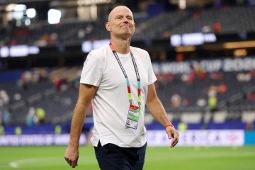 Stale Solbakken, técnico da Noruega, inspeciona o gramado antes da partida da fase de 32 da Copa do Mundo da FIFA 2026 entre Costa do Marfim e Noruega, no Dallas Stadium, em 30 de junho de 2026       -  (crédito: Foto por LARS BARON / GETTY IMAGES NORTH AMERICA / GETTY IMAGES VIA AFP)