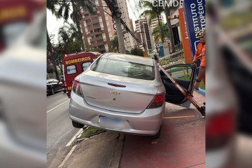As equipes de resgate encontraram o Chevrolet Prisma tombado lateralmente após o impacto. - (crédito: Foto: Divulgação /CBMDF) As equipes de resgate encontraram o Chevrolet Prisma tombado lateralmente após o impacto. - (crédito: Foto: Divulgação /CBMDF)