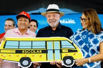 Na mesma cerimônia de entrega do túnel, Lula também entregou 20 ônibus escolares para a governadora do RN, Fátima Bezerra (PT) - (crédito: Ricardo Stuckert/PR) Na mesma cerimônia de entrega do túnel, Lula também entregou 20 ônibus escolares para a governadora do RN, Fátima Bezerra (PT) - (crédito: Ricardo Stuckert/PR)