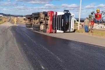 O veículo apresentava um vazamento de óleo diesel vindo do tanque de combustível, o que aumentou o risco da ocorrência  -  (crédito: Divulgação/CBMDF)