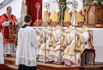 Os novos bispos tradicionalistas: Pascal Schreiber (Su&iacute;&ccedil;a), Michael Goldade (EUA), Michel de Sivry e Marc Hanappier (Fran&ccedil;a)  -  (crédito: Fabrice Coffrini/AFP) -Os novos bispos tradicionalistas: Pascal Schreiber (Su&iacute;&ccedil;a), Michael Goldade (EUA), Michel de Sivry e Marc Hanappier (Fran&ccedil;a)  -  (crédito: Fabrice Coffrini/AFP)