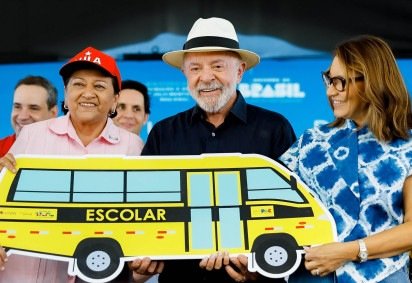 Na mesma cerimônia de entrega do túnel, Lula também entregou 20 ônibus escolares para a governadora do RN, Fátima Bezerra (PT) -  (crédito: Ricardo Stuckert/PR) -Na mesma cerimônia de entrega do túnel, Lula também entregou 20 ônibus escolares para a governadora do RN, Fátima Bezerra (PT) -  (crédito: Ricardo Stuckert/PR)
