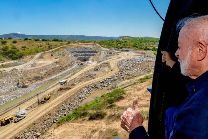 Lula acompanhou, de helicóptero, o avanço das águas do São Francisco para Luís Gomes, no Rio Grande do Norte - (crédito: Ricardo Stuckert / PR) Lula acompanhou, de helicóptero, o avanço das águas do São Francisco para Luís Gomes, no Rio Grande do Norte - (crédito: Ricardo Stuckert / PR)