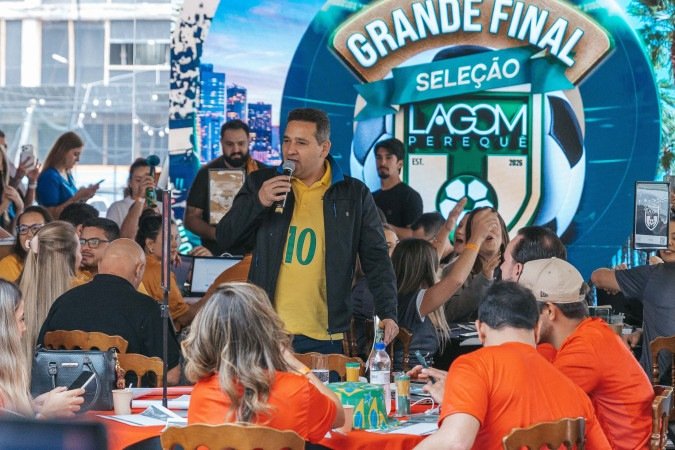 Executivo celebra sucesso da campanha de vendas Executivo celebra sucesso da campanha de vendas
