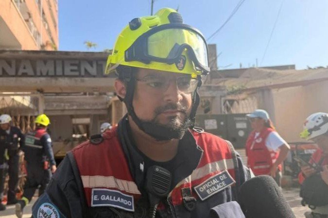 Equipes de resgate de sete países ajudaram a retirar Hernán Gil dos escombros - (crédito: MIGUEL GUTIERREZ/EPA/Shutterstock) Equipes de resgate de sete países ajudaram a retirar Hernán Gil dos escombros - (crédito: MIGUEL GUTIERREZ/EPA/Shutterstock)