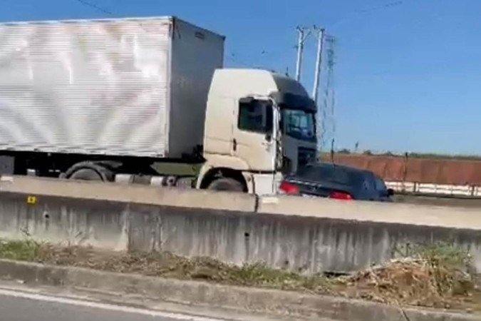 O acidente aconteceu por volta das 11h, no km 145 da Dutra, no sentido São Paulo - (crédito: Divulgação/PRF) O acidente aconteceu por volta das 11h, no km 145 da Dutra, no sentido São Paulo - (crédito: Divulgação/PRF)