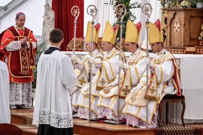 Os novos bispos tradicionalistas: Pascal Schreiber (Suíça), Michael Goldade (EUA), Michel de Sivry e Marc Hanappier (França) - (crédito: Fabrice Coffrini/AFP) Os novos bispos tradicionalistas: Pascal Schreiber (Suíça), Michael Goldade (EUA), Michel de Sivry e Marc Hanappier (França) - (crédito: Fabrice Coffrini/AFP)