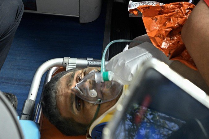 Socorristas resgatam venezuelano Hernan Gil com vida oito dias após terremotos - (crédito: AFP) Socorristas resgatam venezuelano Hernan Gil com vida oito dias após terremotos - (crédito: AFP)
