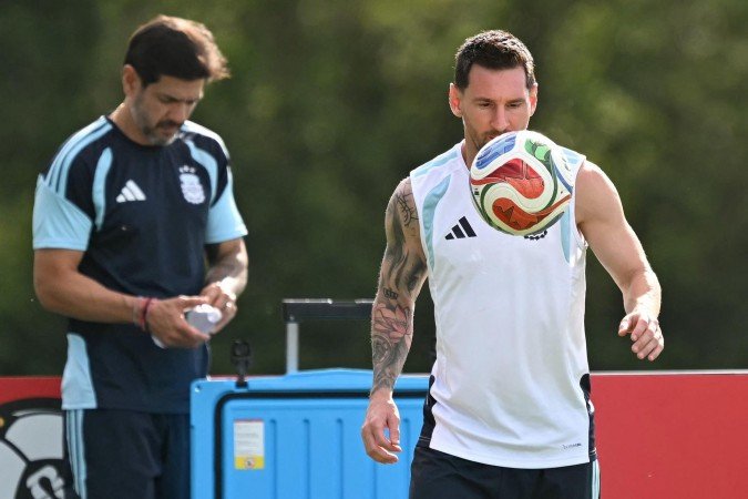 Embalado por seis gols do artilheiro Lionel Messi, o time sul-americano liderou o Grupo J, com nove pontos - (crédito: Chandan Khanna/AFP) Embalado por seis gols do artilheiro Lionel Messi, o time sul-americano liderou o Grupo J, com nove pontos - (crédito: Chandan Khanna/AFP)
