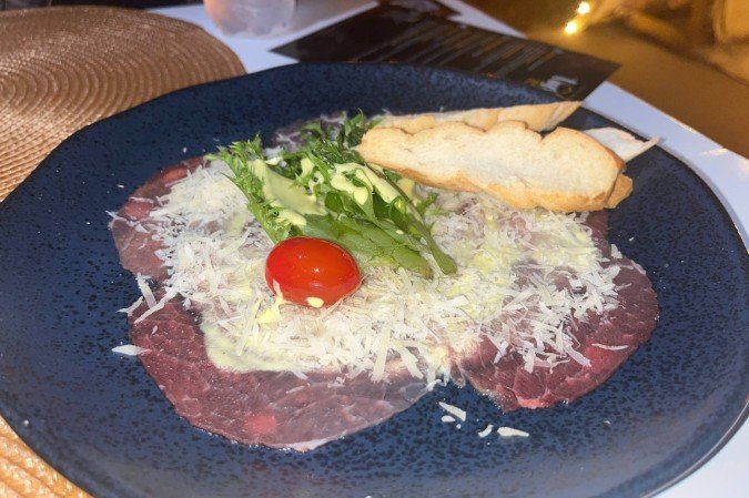 Entre as entradas, destaca-se o Carpaccio Tradicional