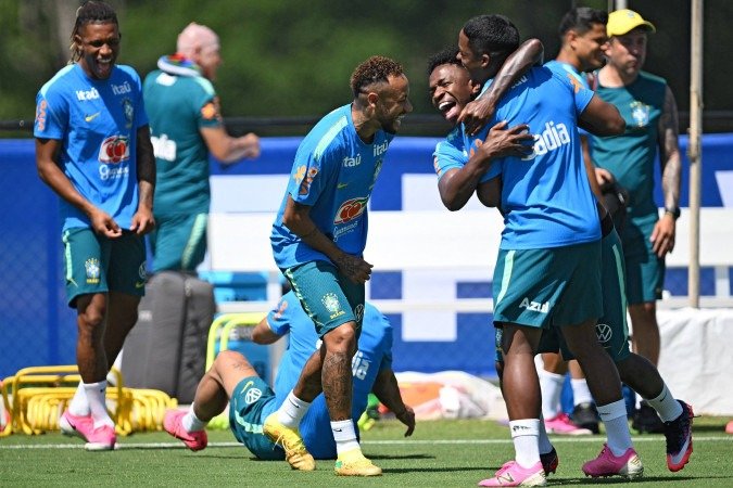 Entre risos e abraços: astros da equipe canarinho, Neymar,
Vini Jr. e Endrick incrementam o entrosamento, embalados pelo sucesso midíatico - (crédito: Mauro Pimentel/AFP) Entre risos e abraços: astros da equipe canarinho, Neymar,
Vini Jr. e Endrick incrementam o entrosamento, embalados pelo sucesso midíatico - (crédito: Mauro Pimentel/AFP)