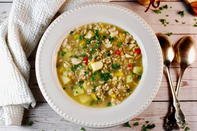Sopa de cevadinha com frango (Imagem: Leonori | Shutterstock) - (crédito: EdiCase) Sopa de cevadinha com frango (Imagem: Leonori | Shutterstock) - (crédito: EdiCase)