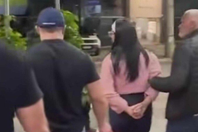 A suspeita de matar o casal de idosos em Belo horizonte confessou ter cometido o crime para roubar itens de valor do apartamento deles - (crédito: Reprodução) A suspeita de matar o casal de idosos em Belo horizonte confessou ter cometido o crime para roubar itens de valor do apartamento deles - (crédito: Reprodução)