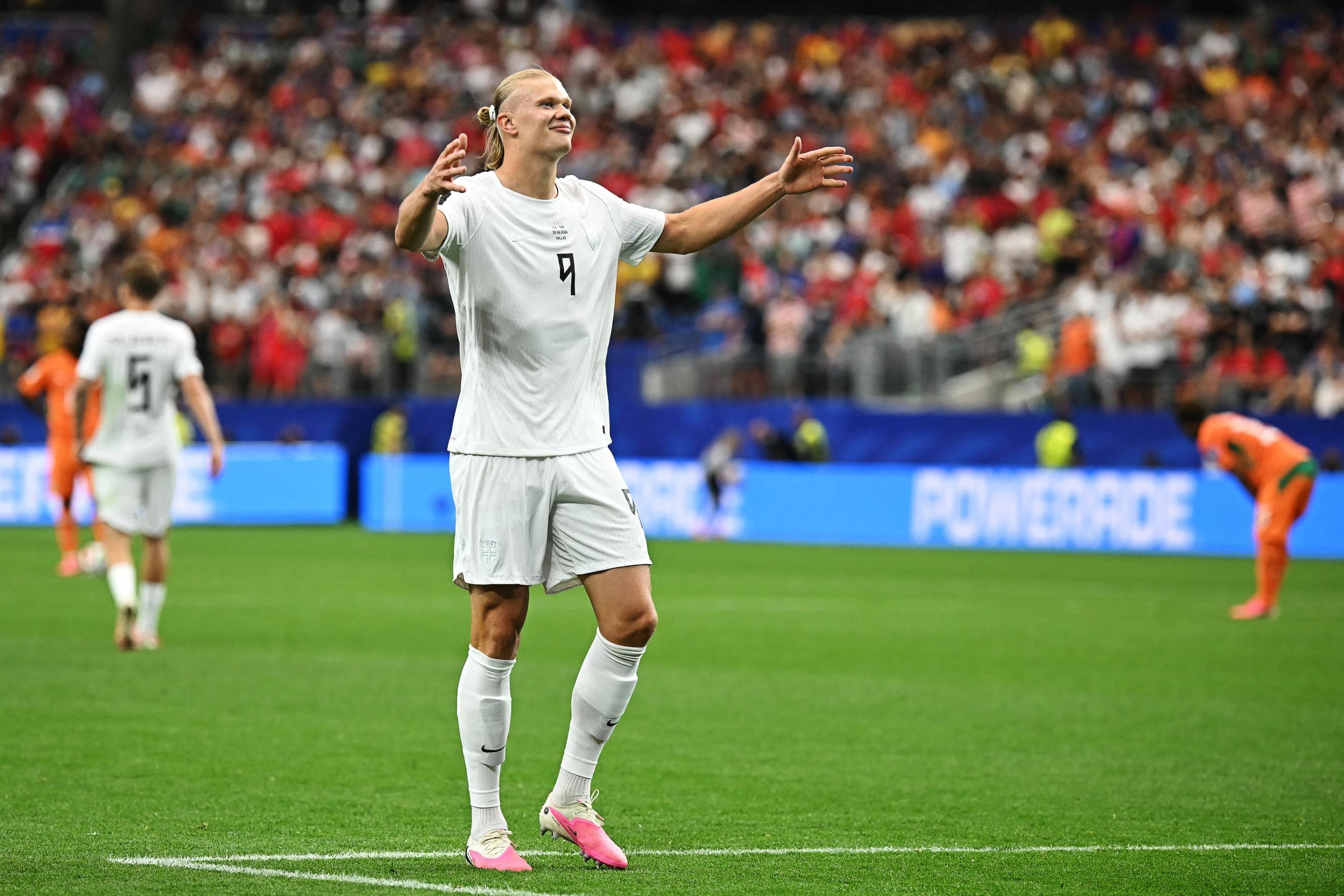 Haaland pode repetir feito do pai, Alf-Inge Haaland, e vencer a seleção brasileira       