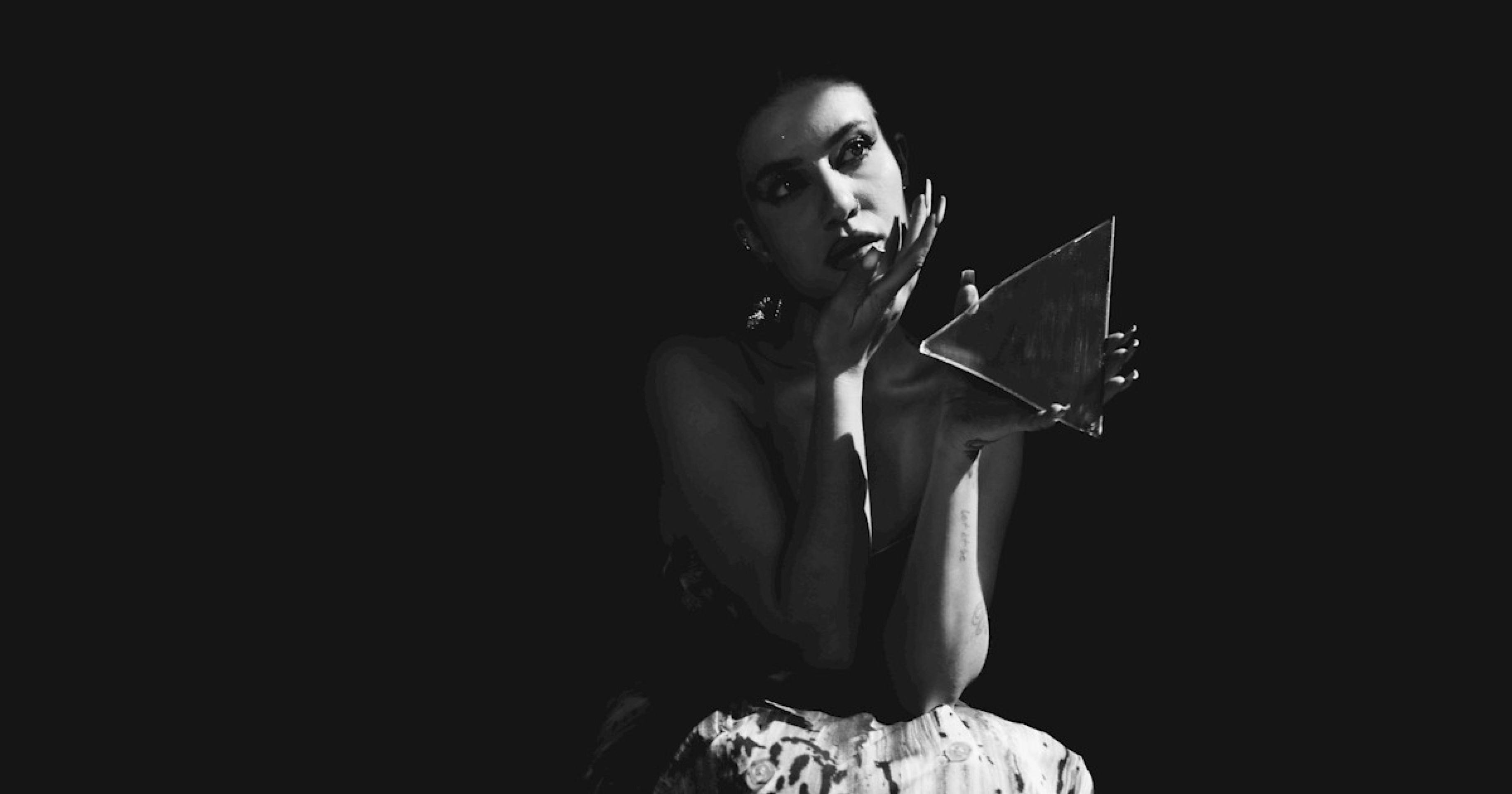 Clau estreia álbum que reflete amadurecimento pessoal  