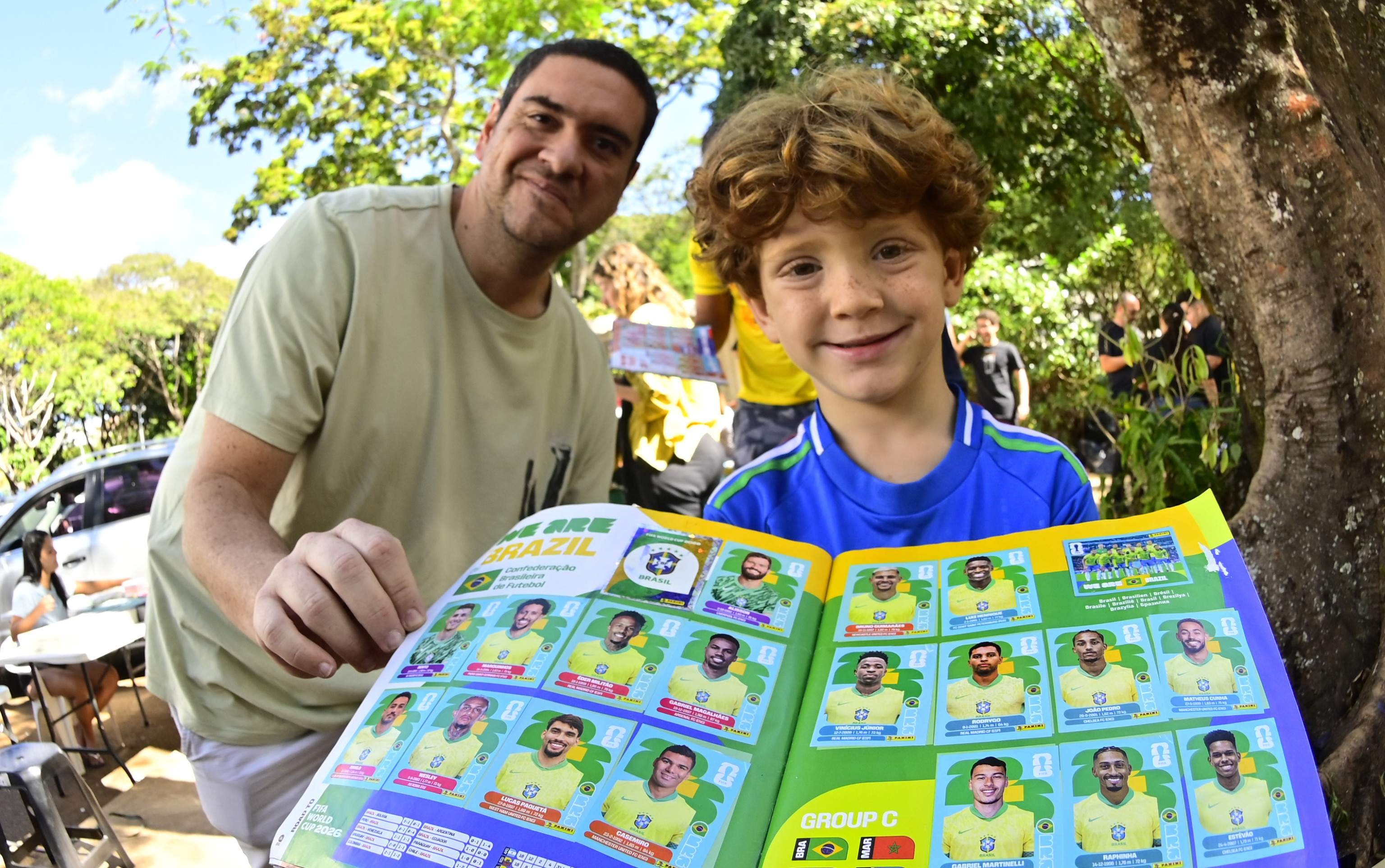 Olavo Soares e o filho Hugo buscam quatro figurinhas para fechar o &aacute;lbum