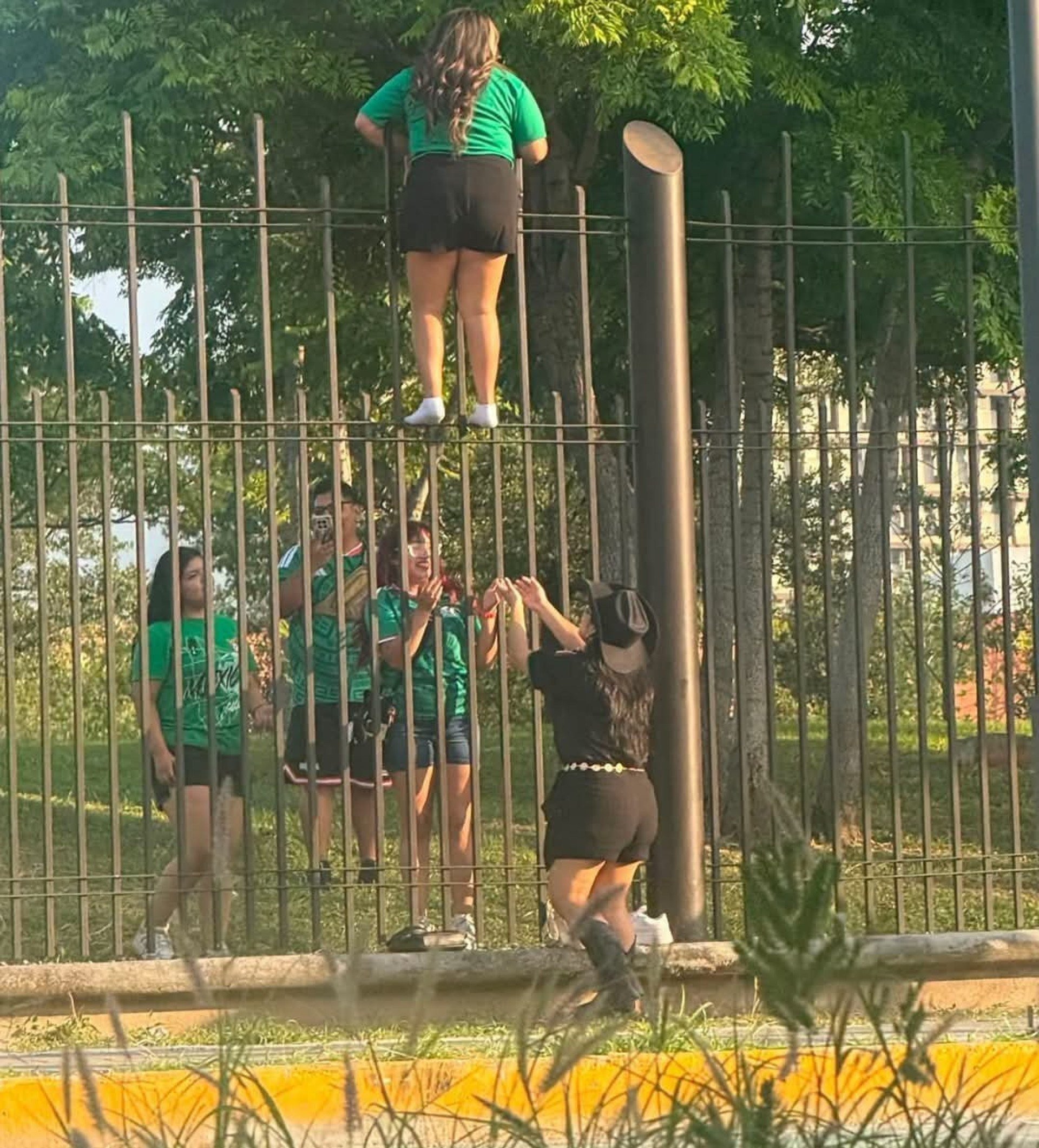 Torcedora mexicana fica presa em grade e &eacute; tirada por guindaste