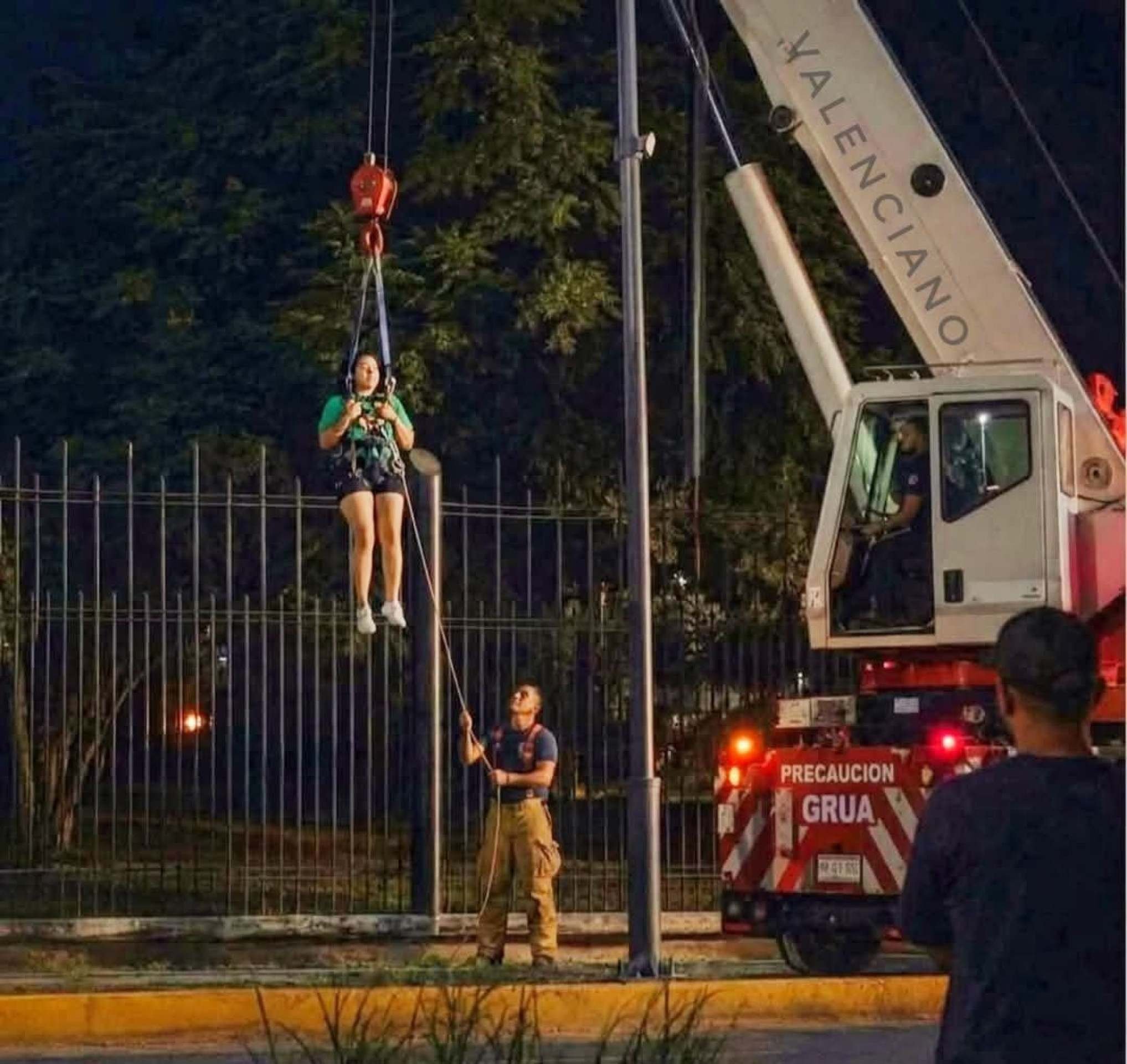 Torcedora mexicana fica presa em grade e &eacute; tirada por guindaste