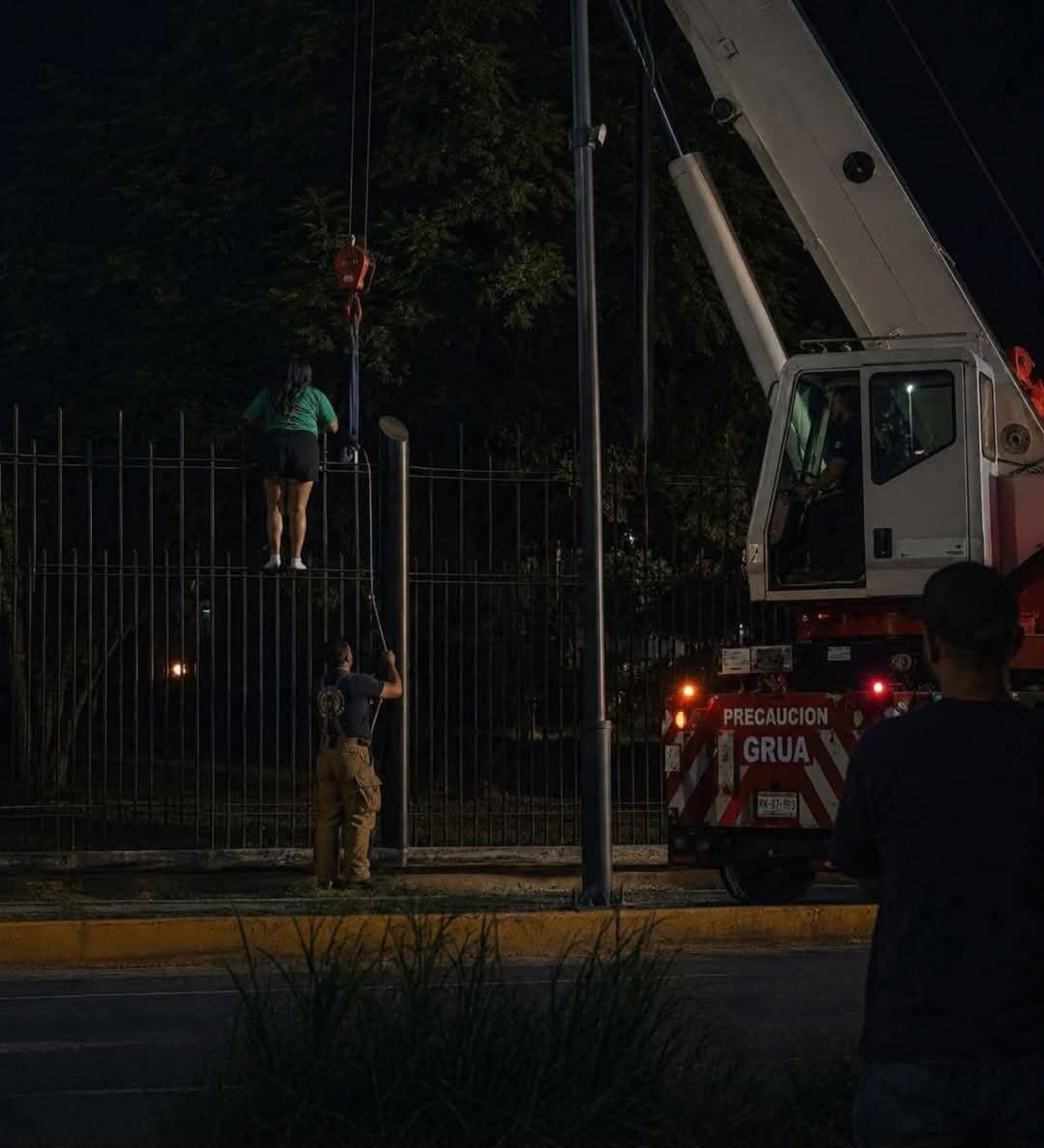 Torcedora mexicana fica presa em grade e &eacute; tirada por guindaste