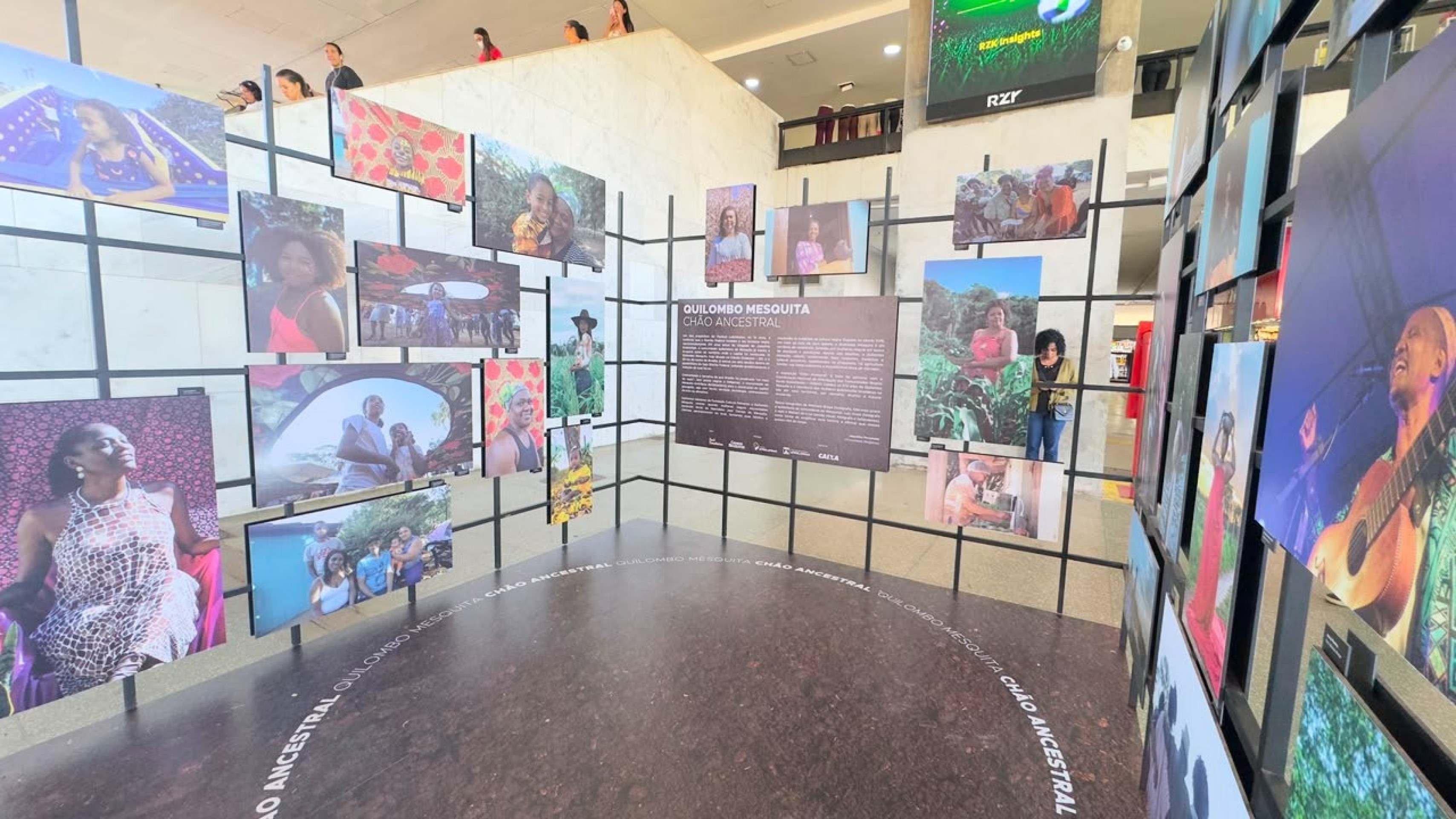 Exposição na Rodoviária do Plano exalta ancestralidade, resistência e feminismo preto