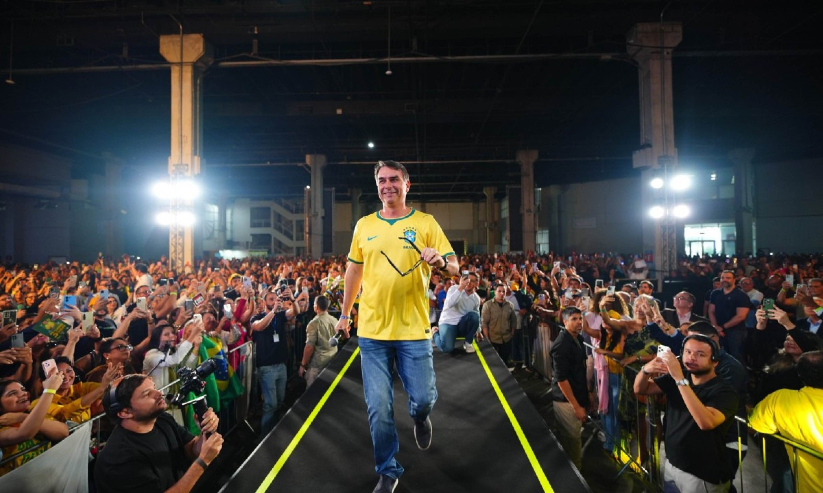 Antes da convenção do PL, Flávio Bolsonaro dança com apoiadores e viraliza; veja vídeo