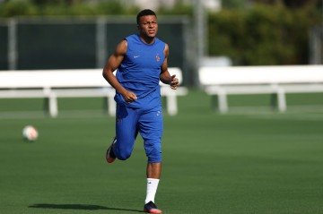 France's forward #10 Kylian Mbappe attends a training session at Philadelphia Eagles training centre on the eve of the 2026 World Cup football tournament round of 16 match against Paraguay, in Philadelphia on July 3, 2026. (Photo by FRANCK FIFE / AFP)
- (crédito: Franck Fife/AFP) France's forward #10 Kylian Mbappe attends a training session at Philadelphia Eagles training centre on the eve of the 2026 World Cup football tournament round of 16 match against Paraguay, in Philadelphia on July 3, 2026. (Photo by FRANCK FIFE / AFP)
- (crédito: Franck Fife/AFP)