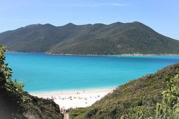 Das alturas da famosa escadaria, as Prainhas do Pontal do Atalaia revelam o cenário paradisíaco de Arraial do Cabo - (crédito: Wikipedia Commons) Das alturas da famosa escadaria, as Prainhas do Pontal do Atalaia revelam o cenário paradisíaco de Arraial do Cabo - (crédito: Wikipedia Commons)