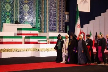 Autoridades locais e estrangeiras diante de caixões de Khamenei e familiares, na Grande Mosalla - (crédito: Atta Kenare/AFP) Autoridades locais e estrangeiras diante de caixões de Khamenei e familiares, na Grande Mosalla - (crédito: Atta Kenare/AFP)