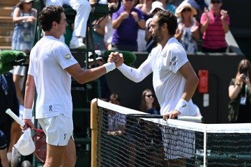 O russo Roman Safiullin cumprimenta o brasileiro João Fonseca após vencer a partida da terceira rodada de simples masculino no quinto dia do torneio de Wimbledon de 2026. - (crédito: AFP) O russo Roman Safiullin cumprimenta o brasileiro João Fonseca após vencer a partida da terceira rodada de simples masculino no quinto dia do torneio de Wimbledon de 2026. - (crédito: AFP)