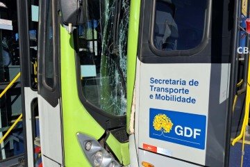 Três passageiros ficaram feridos em batida entre dois ônibus - (crédito: Divulgação/CBMDF) Três passageiros ficaram feridos em batida entre dois ônibus - (crédito: Divulgação/CBMDF)