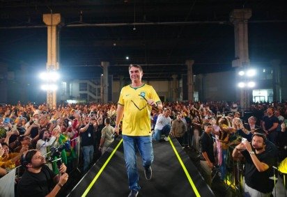  Flávio Bolsonaro dança durante evento do PL no Rio de Janeiro, na manhã desta sexta-feira (3/7) -  (crédito:  Vittor Sales/Divulgação pré-campanha Flávio Bolsonaro)